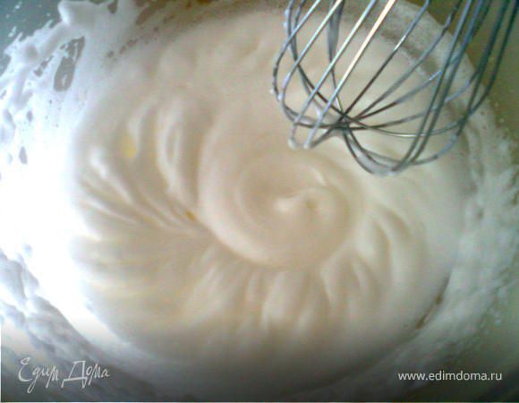 Яичные белки отделить от желтков. Белки взбить в крепкую пену.