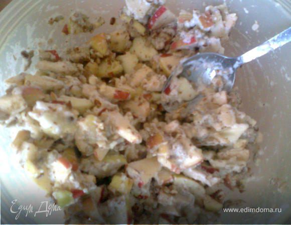 Белки перемешать с яблоками.