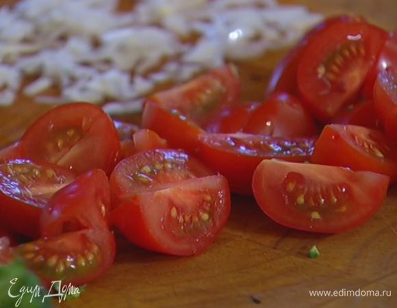 Помидоры порезать на дольки.