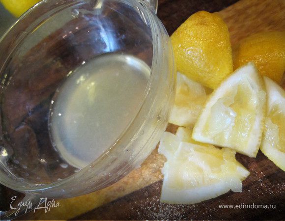 Из лимона выжать сок, посолить, поперчить, добавить 2 ст.л. оливкового масла и несколько капель табаско. 