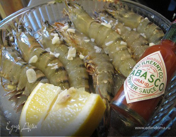 Чеснок (2 зубчика)  крупно порезать, добавить в соус. Креветки залить маринадом, несколько раз перевернуть.Мариновать в течении 15-20 минут.