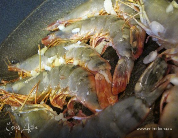 Обжарить креветки на сухой сковороде по паре минут с каждой стороны (у меня сковорода-гриль).