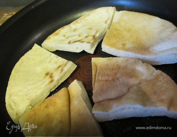 Питу разрезать на 4 части и обжарить на сухой сковороде по 1 минуте с каждой стороны.