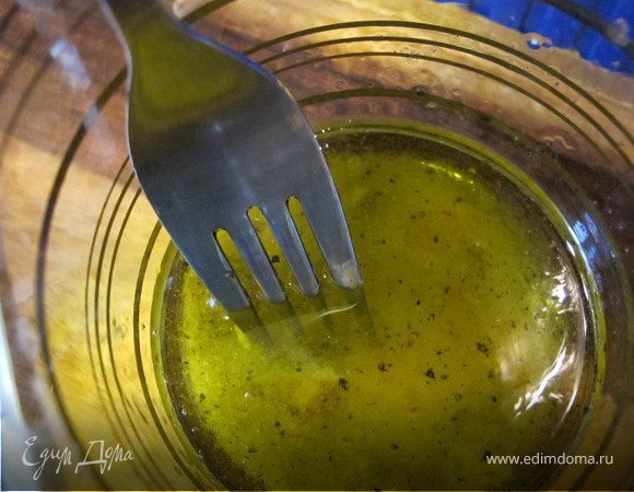 Приготовить заправку: взбить вилкой оливковое масло,перец, сок лимона и горчицу.