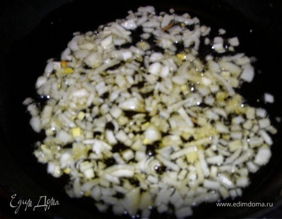 Отдельно обжарить на оливковом масле лук репчатый и в горячем виде вылить его на специи в салат, только после этого все перемешать. Заранее не мешают. Иначе огурцы будут расквашенные.