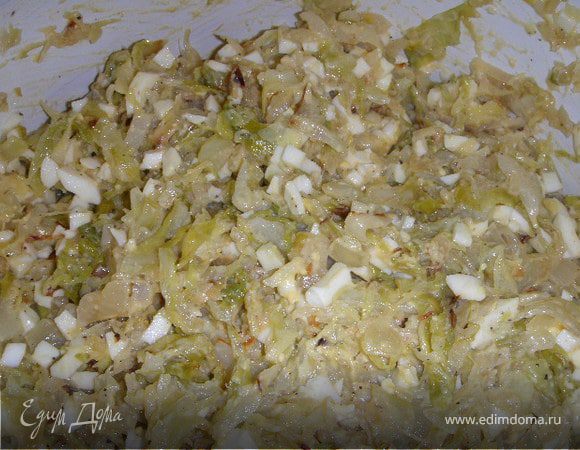 Готовим начинку:Капусту мелко порезать, сложить в кастрюлю налить немного воды и потомить. Потом слить воду и на сковороду. Обжарить на растительном масле и немного добавить сливочного масла  в капусту. Обжарить репчатый лук  в масле. Яиц побольше, мелко порезать. Можно 10 штук. Начинку поперчить, посолить и дать настояться.