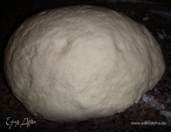 Приготовление теста:
1 Литр молока посолить 1,5 чайной ложкой соли. Добавить сахара 2 столовые ложки, треть пачки маргарина. Поставить на огонь и не доводя до кипения и добавить 1 чайную ложку растительного масла. Все размешать. Затем добавить 2 стакана муки, высыпать пачку сухих дрожжей на муку. Добавить еще 2 стакана муки на дрожжи. Чтобы не обжечь дрожжи. Все размешать и еще муки. Всего на литр молока уйдет 1,5 килограмма муки. Тесто не должно быть жестким. Вымесите его 3- 5 минут, чтобы от рук отставало- значит готово.