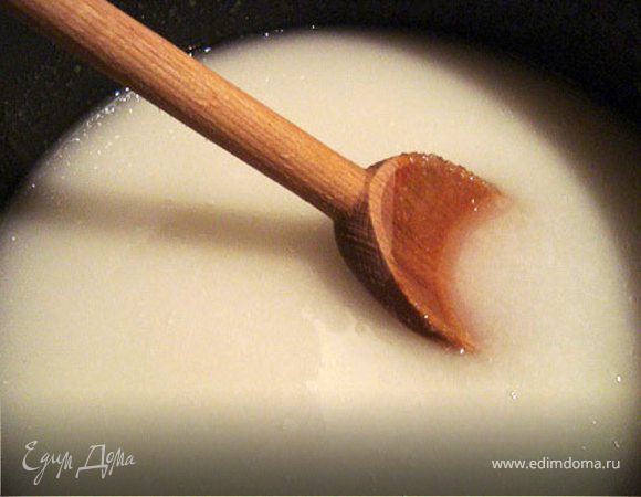 Желатин залить половиной воды,оставить набухать.В кастрюлю засыпать сахар,соль,сироп или мёд,добавить оставшуюся воду и ставим варится.Сироп варим минут 7.Затем сироп снимаем с огня,добавляем набухший желатин и размешиваем до полного растворения желатина.