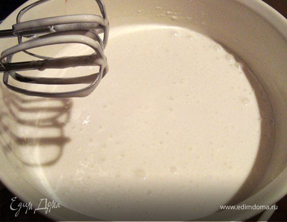 Яичные белки слегка взбиваем до посветления пены.Не переставая взбивать,тонкой струйкой добавляем сироп.Все взбиваем до появления пышной,крепкой,белой пены(15-20 мин.)