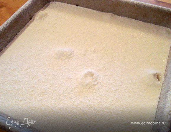 Готовую массу заливаем в форму,которая предварительно выстелена бумагой для выпечки и покрыта очень тонким слоям масло.Или щедро присыпана смесью из сахарной пудры с кукурузным крахмалом.Массу равномерно разровнять и оставить как минимум на 3 часа,но лучше на ночь на кухонном столе.Затем(через 3 ч.или следующий день) готовую массу присыпать смесью из сахарной пудры с кукурузным крахмалом.С помощью ножа осторожно обводим края формы
