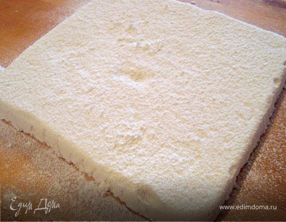 На стол стелем бумагу для выпечки и вынимаем из формы наш зефир.Осторожна снимаем бумагу.Снова всю массу присыпаем смесью сахарной пудры и кукурузного крахмала.Берем формочки для печенья и выдавливаем зефирки.Или нарезаем кубиками.Готовые зефиринки обваливаем со всех сторон в кукурузно-сахарной пудре,складываем на тарелку.Готовые зефиринки храним в пластмассовых коробочках с крышкой в сухом месте.Едим просто так,добавляем к горячему шоколаду,к выпечке.