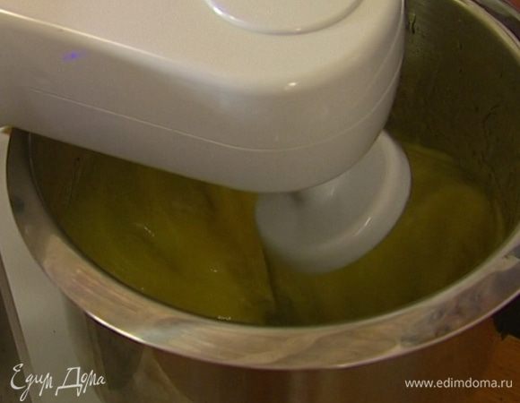 Яйца взбить с сахаром. 