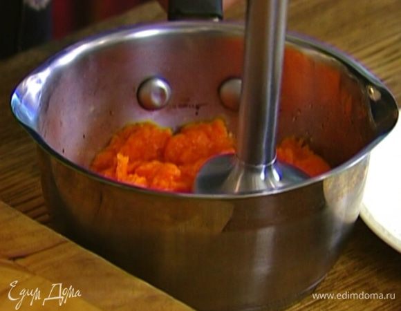 Тыкву почистить, нарезать кусочками и отварить до полуготовности. Охладить и взбить в блендере.