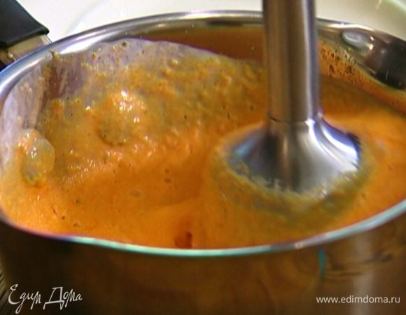 Добавить сметану, перемешать, затем ввести сливочное масло, посолить, поперчить и немного взбить.