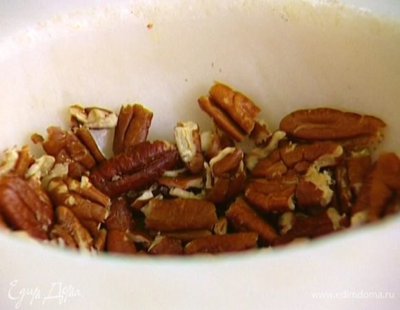 Орехи подсушить в разогретой духовке и измельчить в ступке.