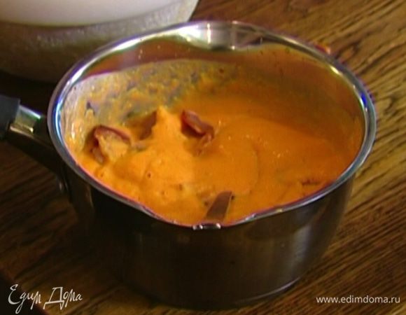 Соединить бекон с тыквой, добавить часть орехов.