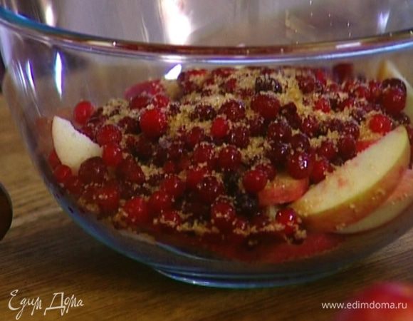 Добавить клюкву, 2 ст. ложки сахара, корицу, щепотку соли, все перемешать. 