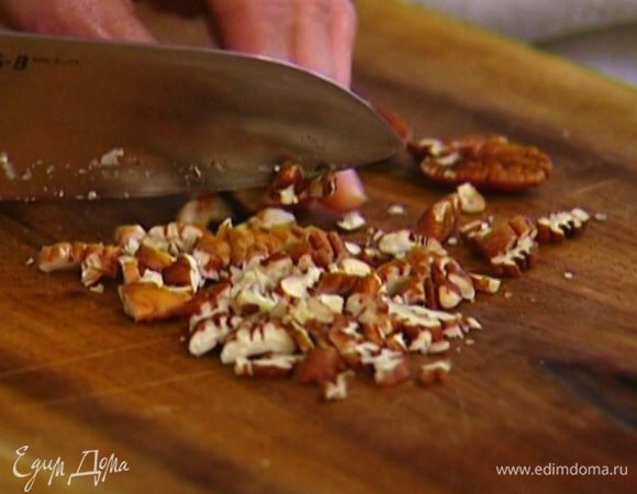 Орехи нарубить небольшими кусочками и соединить с овсяными хлопьями.