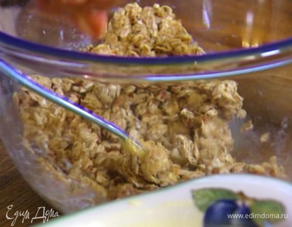 Добавить 1 ст. ложку сливочного масла и перемешать так, чтобы получилась крошка. Всыпать оставшийся сахар, посолить и еще раз перемешать. 