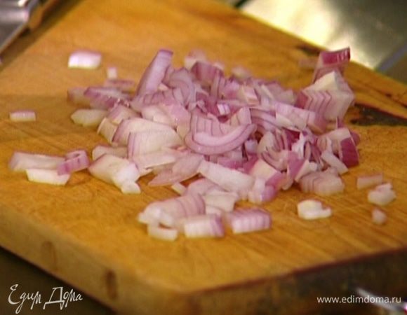 Шалот почистить и измельчить.