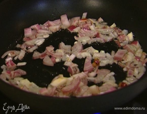 Разогреть в сковороде оливковое масло и обжарить лук на небольшом огне до прозрачности.