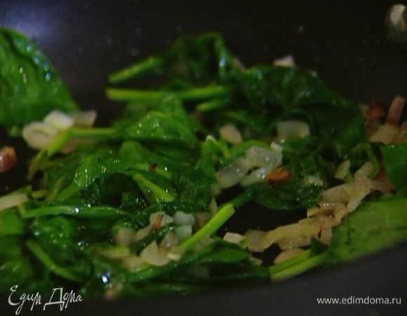 Добавить листья шпината, слегка посолить, поперчить и, помешивая, довести до мягкости.