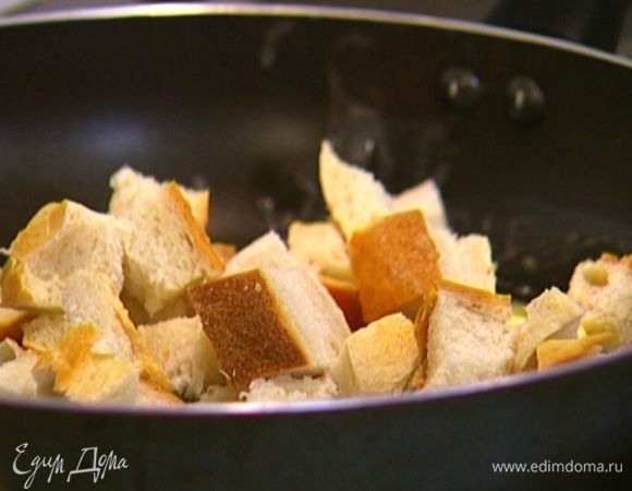 Хлеб нарезать небольшими кусочками.