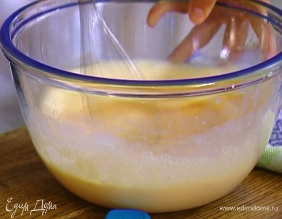 Яйца соединить с молоком, посолить, поперчить и взбить миксером в однородную массу.