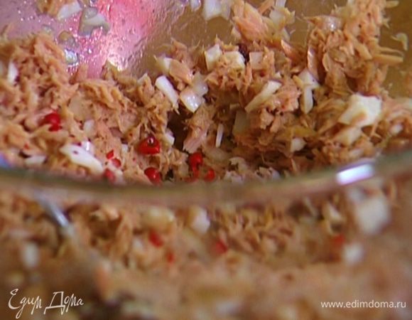 Добавить 1 ст. ложку оливкового масла, розовый перец,  бальзамический уксус, размять все ложкой и перемешать. 