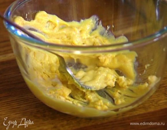 Приготовить заправку: желток растереть, добавить горчицу, 2 ст. ложки оливкового масла и перемешать, затем влить винный уксус, посолить и еще раз перемешать.
