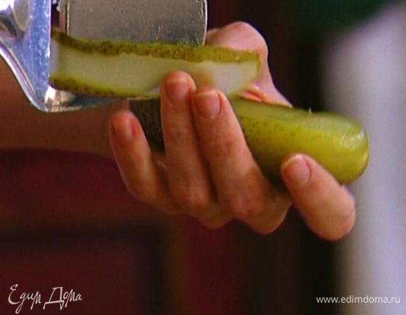 Огурец нарезать тонкими пластинками.