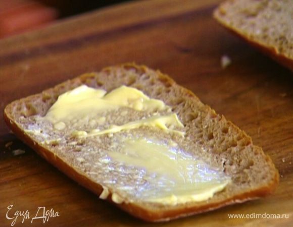 Булочки разрезать пополам вдоль, одну часть смазать сливочным маслом. 