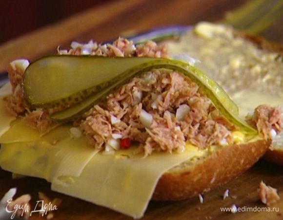 Вторую половинку булочек смазать заправкой, выложить на нее сыр, сверху тунцовую массу, затем несколько полосок огурца. 