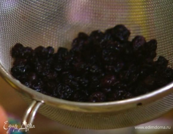 Чернику залить кипятком и оставить на 5–10 минут.