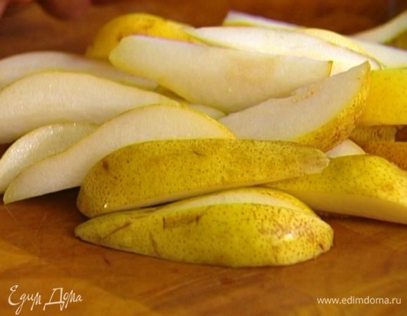 Груши, удалив сердцевину, нарезать дольками.