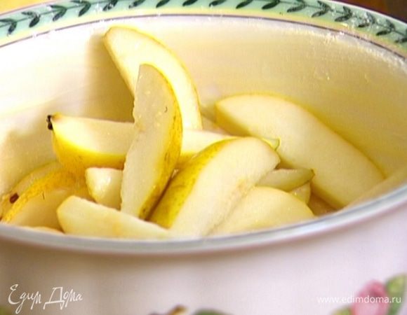 Жаропрочную форму смазать сливочным маслом, присыпать 1 ч. ложкой муки, уложить в нее груши.