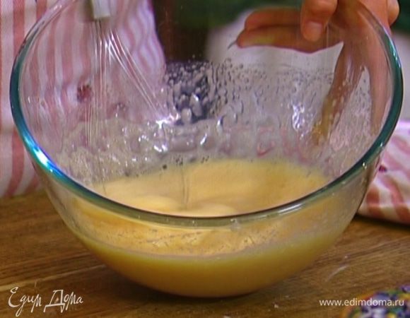 Яйца взбить миксером в пену, добавить сахар и взбивать, пока масса не увеличится в объеме в два раза.