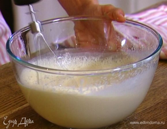 Не прекращая взбивать, влить молоко и сливки.