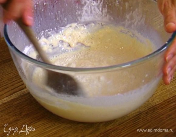 Всыпать в яичную массу муку и вымешать деревянной ложкой.