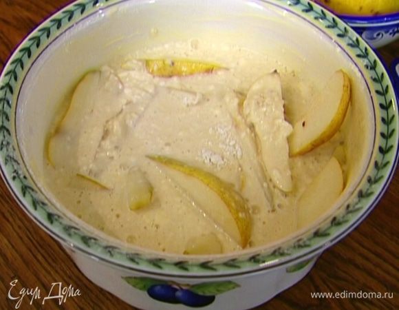 Залить получившимся тестом груши.