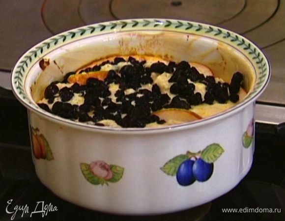 Выпекать пирог в разогретой духовке 25 минут.