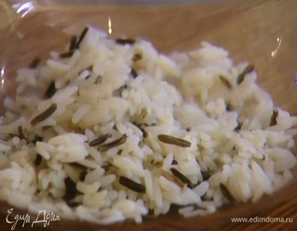 Рис отварить согласно инструкции на упаковке, добавить оливковое масло, посолить.