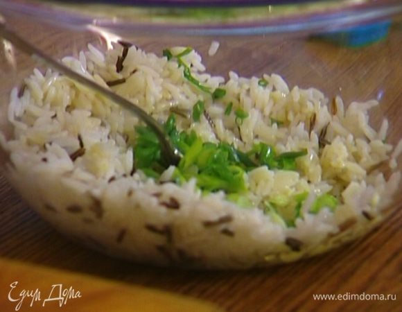 Зеленый лук и мяту мелко порезать и добавить к рису, затем влить лимонный сок, перемешать.