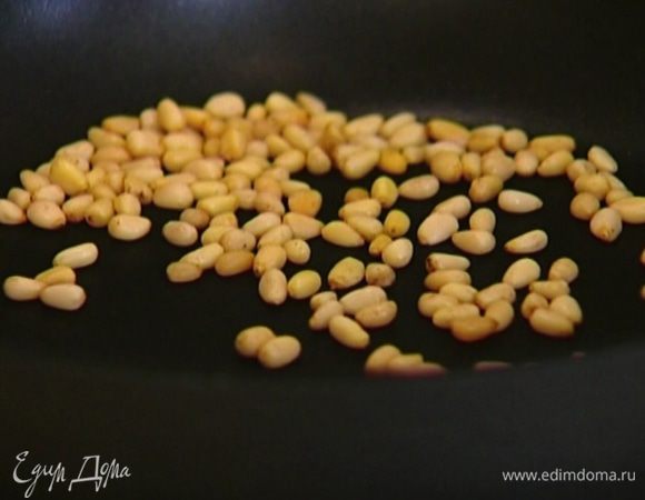 Кедровые орехи обжарить на разогретой сковороде, затем добавить к рису и перемешать.