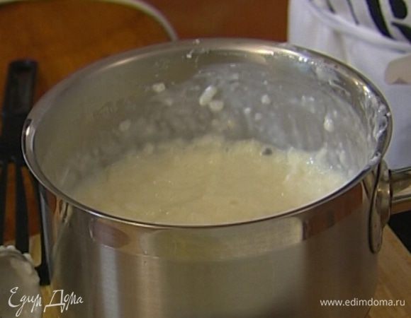 Рис залить 75 мл кипятка и поставить на огонь. Когда вода закипит, влить молоко. В общей сложности рисовая каша должна вариться 25–30 минут.