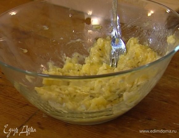 Бананы почистить и раздавить вилкой.