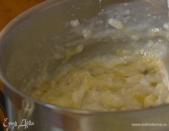 Половину банановых чипсов поломать на мелкие кусочки. Готовую кашу посолить, немного взбить в блендере, добавить размятые бананы и измельченные чипсы.