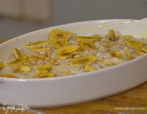 Керамическую форму для запекания смазать сливочным маслом, выложить в нее рисовую кашу, сверху украсить оставшимися банановыми чипсами, посыпать мускатным орехом.