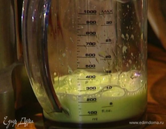 Выжать сок из яблок, лимона и имбиря.