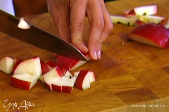 Яблоки нарезать небольшими кубиками или натереть на терке.